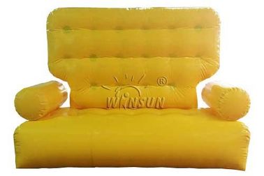 Κίτρινος καναπές καναπέδων χρώματος διογκώσιμος φιλικός προς το περιβάλλον για τις υπαίθριες δραστηριότητες